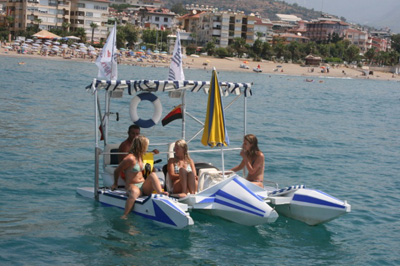 Touristen-Solarboot